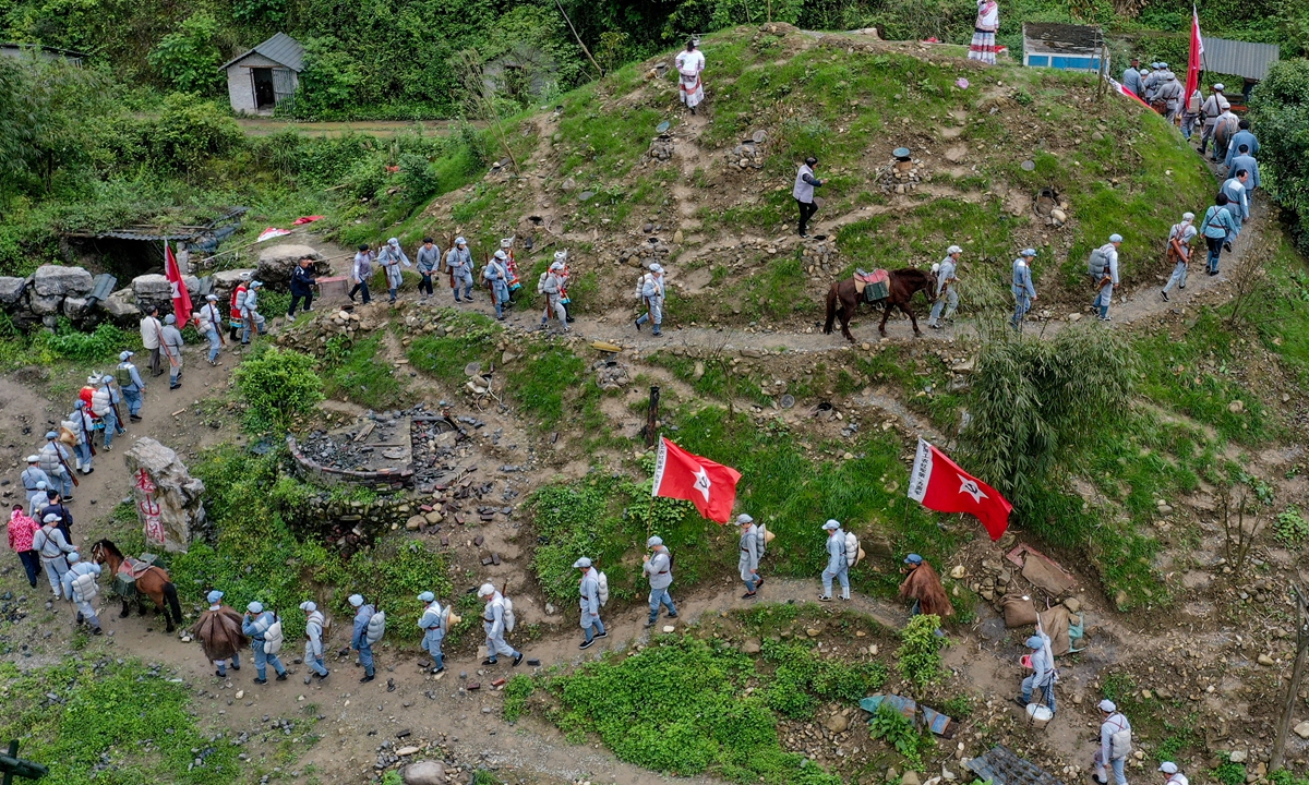 Actors recreate the scenes of the Red Army's Long March in Loushanguan in Zunyi, Southwest China's Guizhou Province on April 20. Loushanguan is actively promoting its red tourism for tourists to trace revolutionary relics and better experience the red culture. Photo: Xinhua