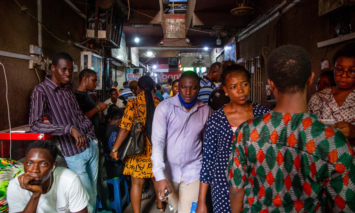Shoppers walk through a plaza in Lagos, Nigeria, on Monday, March 29, 2021. Photo: VCG