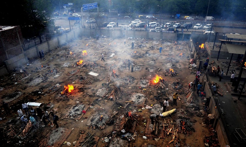 Burning funeral pyres are seen during a mass cremation for those who died from the COVID-19 at a crematorium in Delhi, India, on April 26, 2021.Photo:Xinhua