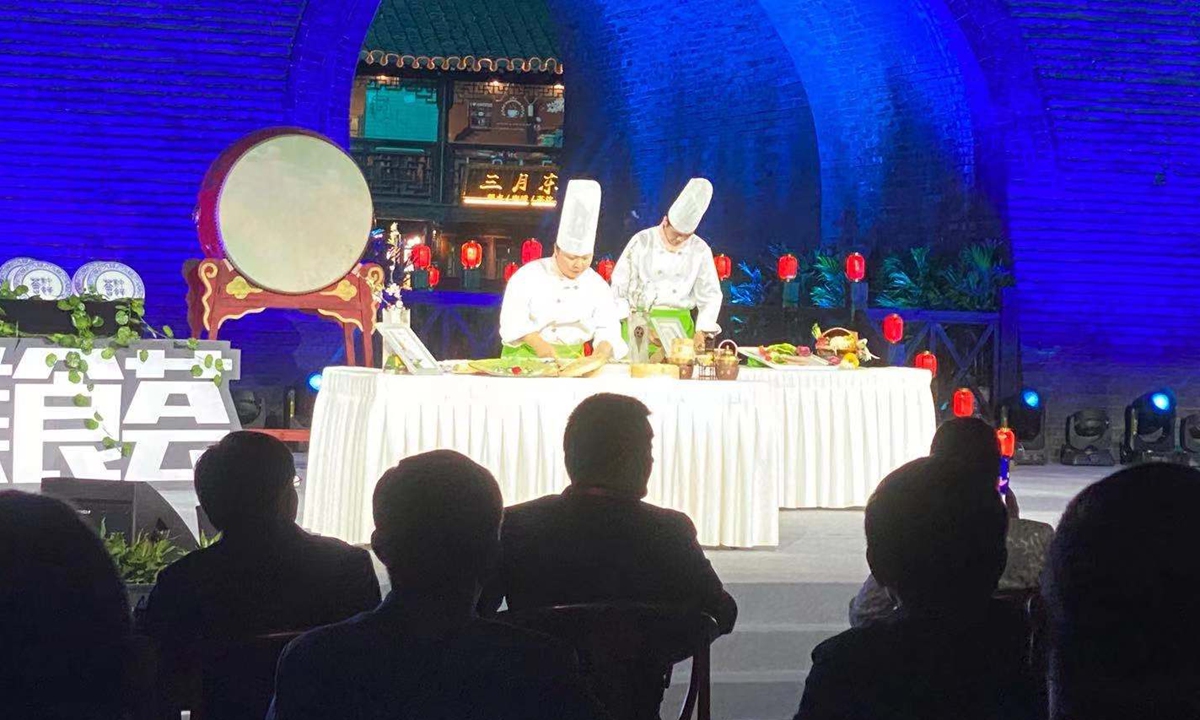 Chefs cook local cuisine at a gourmet event in Yangzhou, East China's Jiangsu Province on Thursday. Photo: Li Qiaoyi/GT 