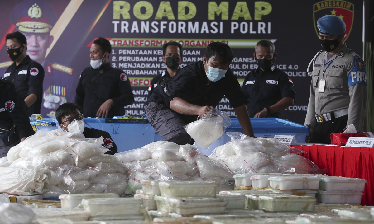 Indonesia Police display illegal drug methamphetamine hydrochloride locally known as Shabu before a news conference in Jakarta, Indonesia. Wednesday, April 28, 2021. Photo: VCG