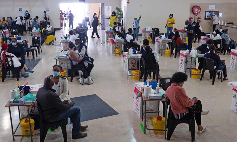 People receive COVID-19 vaccines in Johannesburg, South Africa, on April 28, 2021.Photo:Xinhua