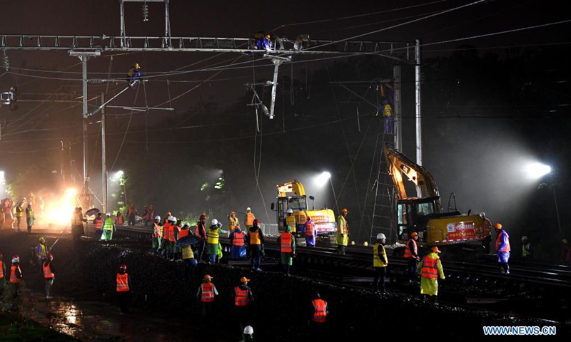 Railway builders work overnight to apply track upgrade of Shanghai-Chengdu high-speed railway in east China's Anhui Province, April 27, 2021.Photo:Xinhua