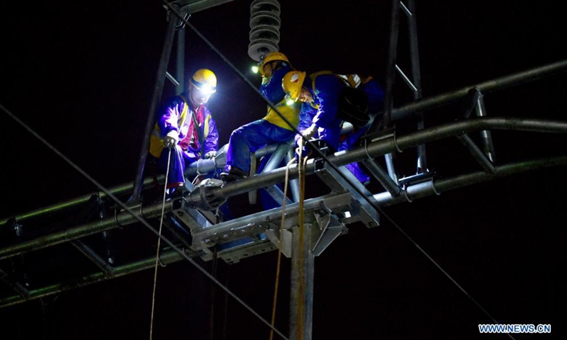 Railway builders work overnight to apply track upgrade of Shanghai-Chengdu high-speed railway in east China's Anhui Province, April 27, 2021.Photo:Xinhua