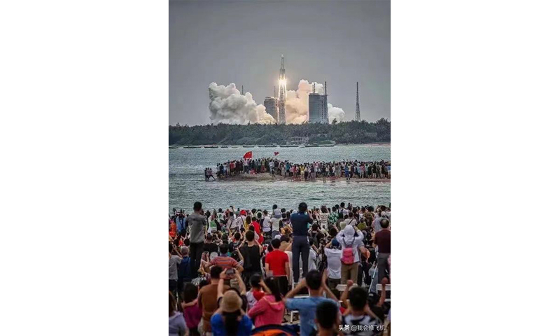 People gather near the Wenchang Spacecraft Launch Site in South China's Hainan Province to watch the launching of Tianhe space station core module. (Photo:web)