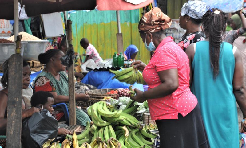 A customer buys raw plantains in a market in Accra, capital of Ghana, on April 27, 2021.Photo:Xinhua