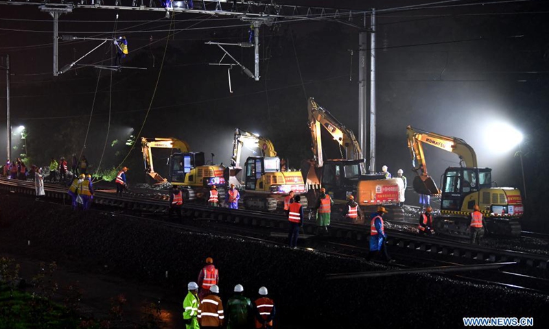 Railway builders work overnight to apply track upgrade of Shanghai-Chengdu high-speed railway in east China's Anhui Province, April 27, 2021.Photo:Xinhua