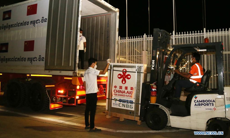 Workers transport Sinopharm COVID-19 vaccine at the Phnom Penh International Airport in Phnom Penh, Cambodia, April 28, 2021. A plane carrying the third batch of China-donated Sinopharm COVID-19 vaccine arrived in the capital of Cambodia Wednesday night.Photo:Xinhua