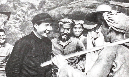 Peasants in northern Shaanxi stopped to chat with Mao Zedong
