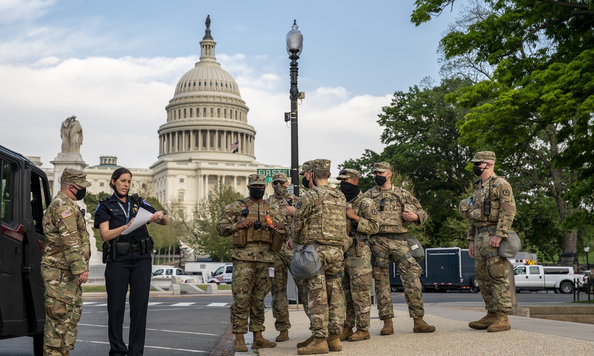 Military personnel and Capitol Hill Police department stand guard outside the US Capitol before US President Joe Biden addresses a joint session of Congress in the US Capitol on Wednesday in Washington, DC (See story on Page 5).Photo: VCG