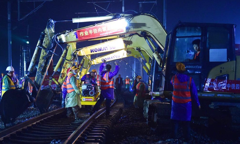 Railway builders work overnight to apply track upgrade of Shanghai-Chengdu high-speed railway in east China's Anhui Province, April 27, 2021.Photo:Xinhua