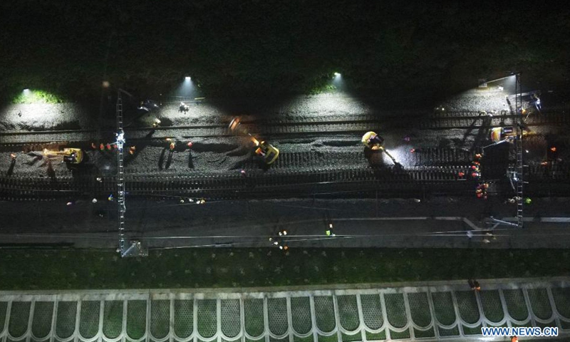 Railway builders work overnight to apply track upgrade of Shanghai-Chengdu high-speed railway in east China's Anhui Province, April 27, 2021.Photo:Xinhua