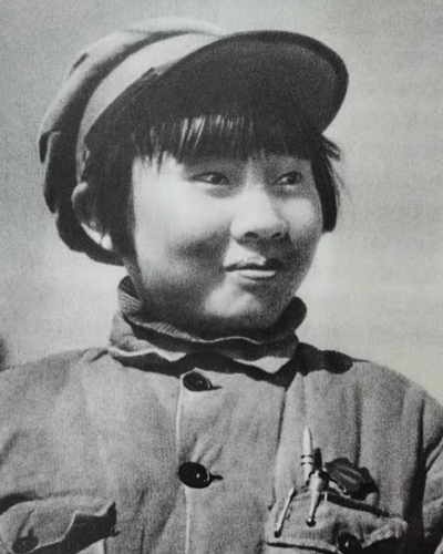 Organizer of the Youth Publicity Team of Xin’an Touring Troupe — 13-Year-Old Chu Jiqun (Later Renamed Chu Qun) (All pictures from <em><em>A Year in China</em>: Notes of a Soviet Film Journalist (1938-1939) )</em>