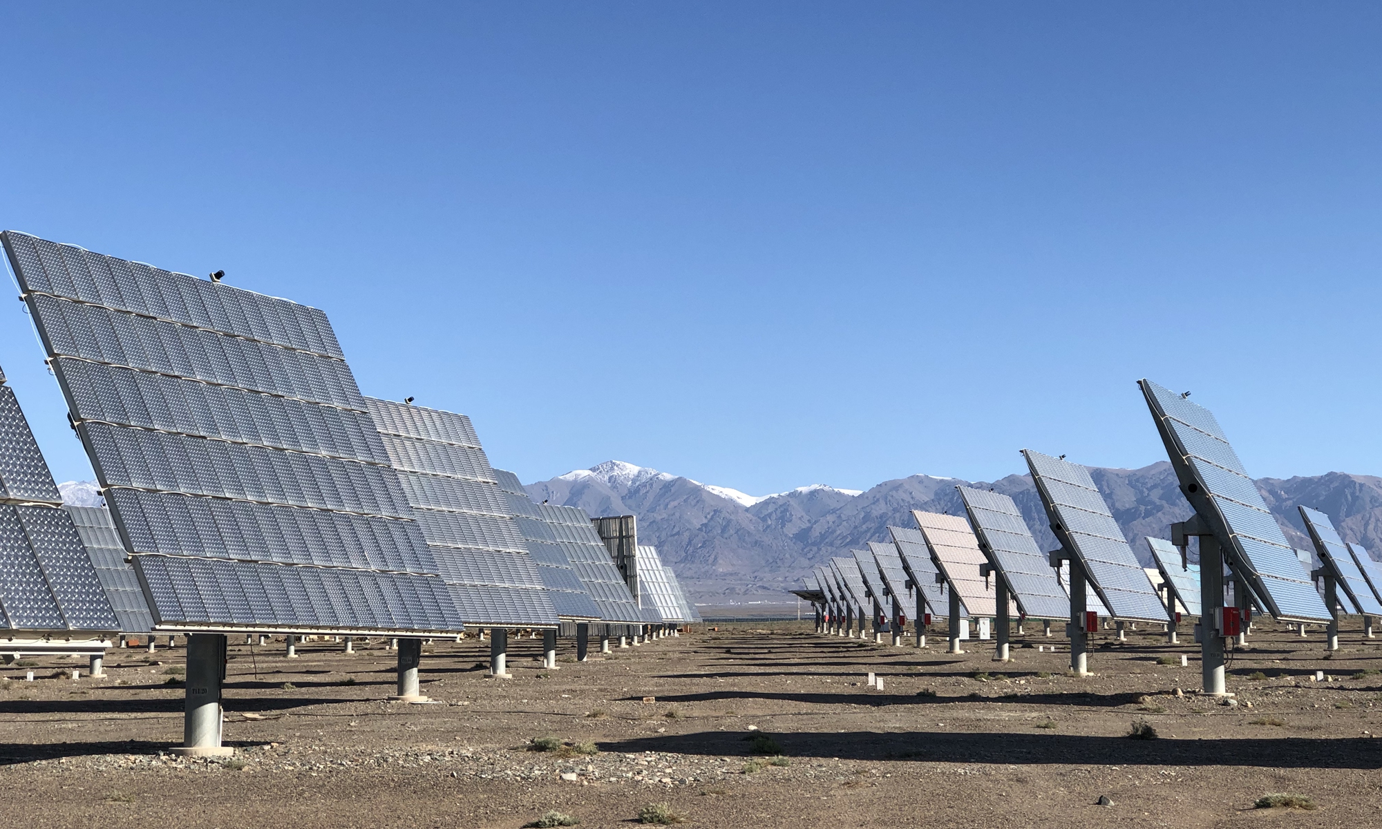 Panele słoneczne wykonane przez firmę w Hami w Xinjiang.  Zdjęcie: Liu Xin/GT