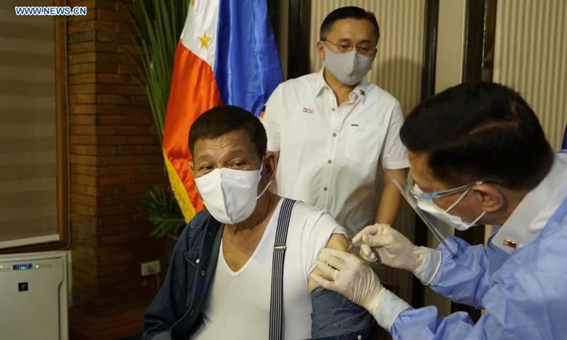 Philippine President Rodrigo Duterte receives his first dose of China's Sinopharm COVID-19 vaccine in the Philippines, May 3, 2021. Duterte's longtime aide and senator Christopher Bong Go posted on social media a video showing Health Secretary Francisco Duque administering the vaccine in Duterte's left arm. (Xinhua)