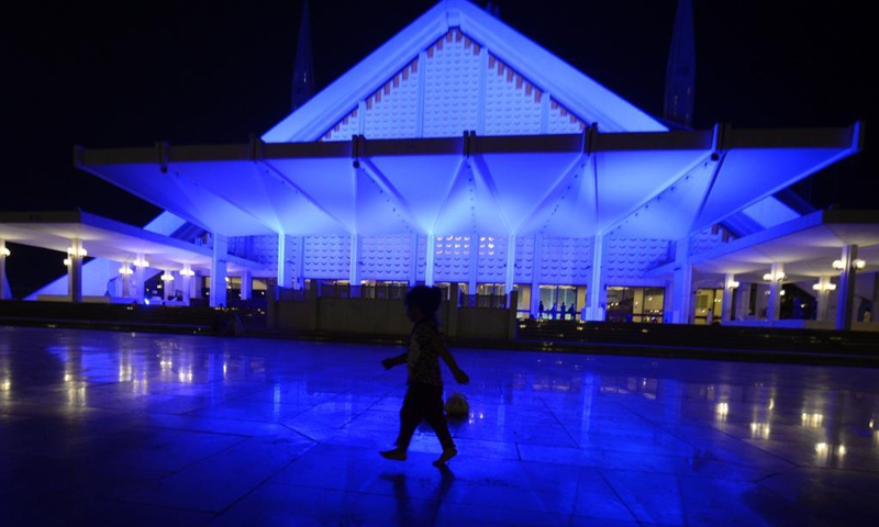 Photo taken on May 4, 2021 shows the Faisal Mosque illuminated in blue in Islamabad, capital of Pakistan. The Faisal Mosque on Tuesday was illuminated in blue to express gratitude to the frontline health workers fighting against COVID-19 in Pakistan.(Photo: Xinhua)