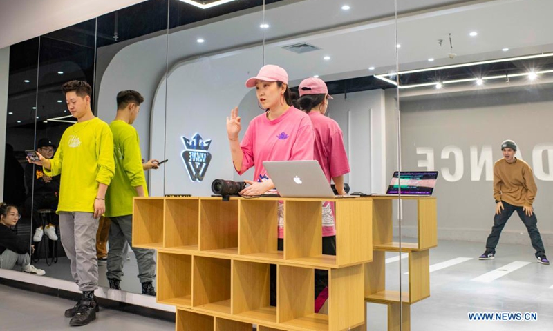 Xirli Abdukirm (R) makes tutorial videos with his colleagues Ma Jie (C) and Wang Xiaowu at a street dance studio in Urumqi, northwest China's Xinjiang Uygur Autonomous Region, April 27, 2021.(Photo: Xinhua)