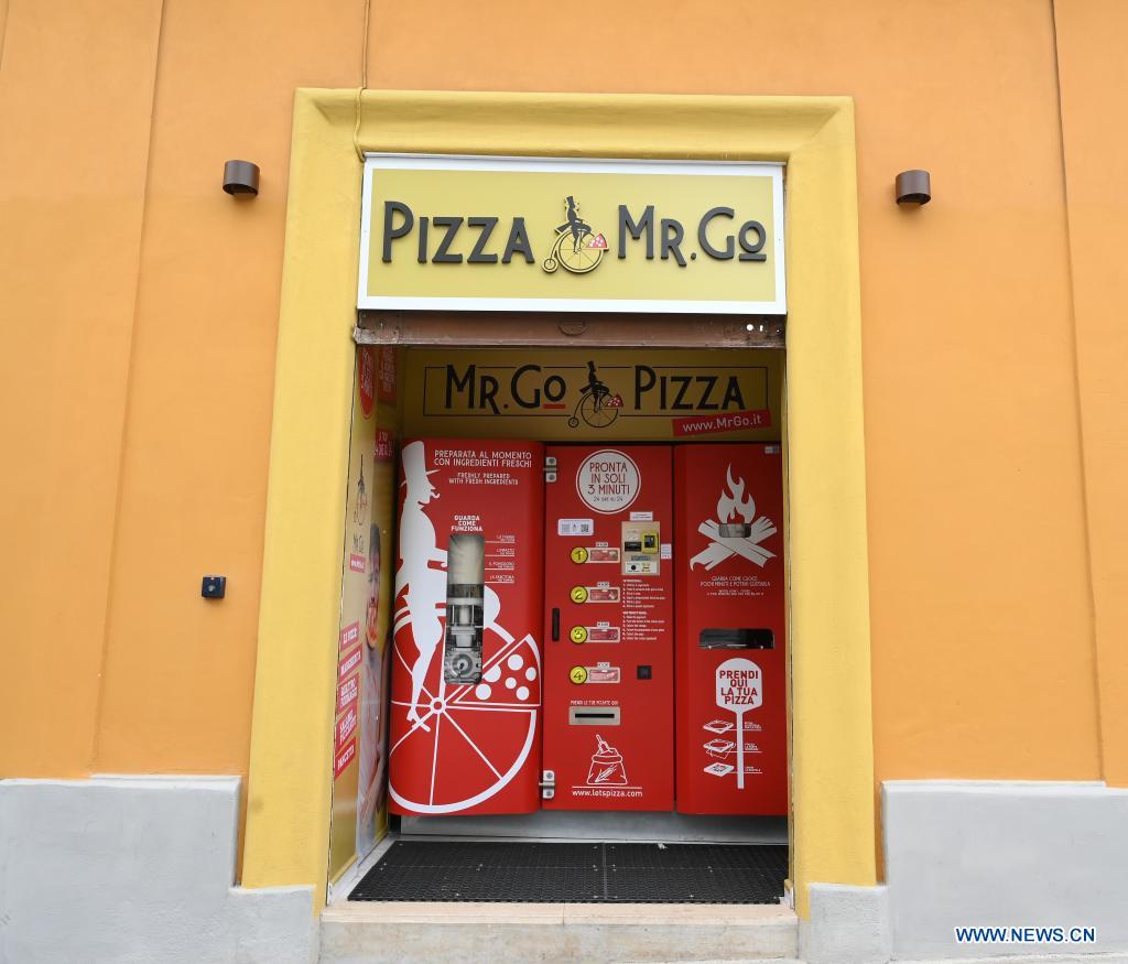 Photo taken on May 4, 2021 shows an automatic pizza vending machine in downtown Rome, Italy. The vending machine is capable of kneading, seasoning, cooking and delivering the pizza in a carton box in three minutes only.(Photo: Xinhua)