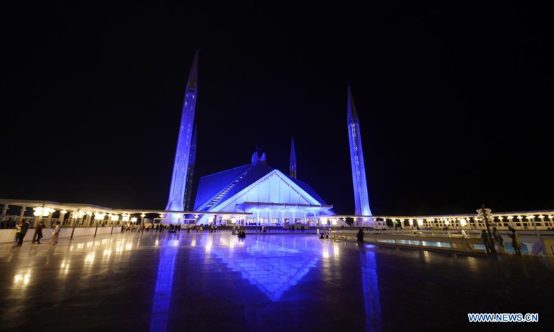 Photo taken on May 4, 2021 shows the Faisal Mosque illuminated in blue in Islamabad, capital of Pakistan. The Faisal Mosque on Tuesday was illuminated in blue to express gratitude to the frontline health workers fighting against COVID-19 in Pakistan.(Photo: Xinhua)