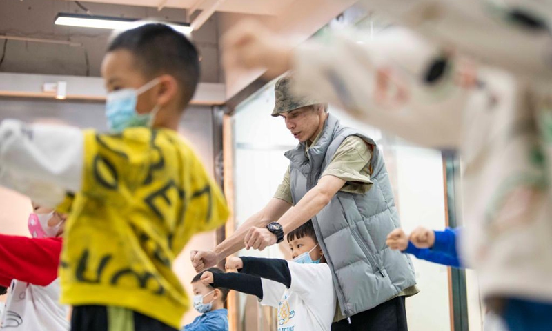 Xirli Abdukirm teaches kids dance moves at a street dance studio in Urumqi, northwest China's Xinjiang Uygur Autonomous Region, April 18, 2021.(Photo: Xinhua)