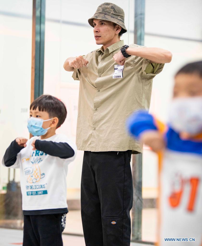 Xirli Abdukirm teaches kids dance moves at a street dance studio in Urumqi, northwest China's Xinjiang Uygur Autonomous Region, April 18, 2021.(Photo: Xinhua)