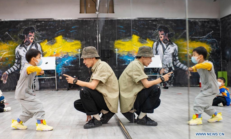 Xirli Abdukirm teaches kids dance moves at a street dance studio in Urumqi, northwest China's Xinjiang Uygur Autonomous Region, April 17, 2021.(Photo: Xinhua)