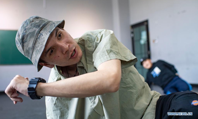 Xirli Abdukirm teaches kids dance moves at a street dance studio in Urumqi, northwest China's Xinjiang Uygur Autonomous Region, April 17, 2021.(Photo: Xinhua)