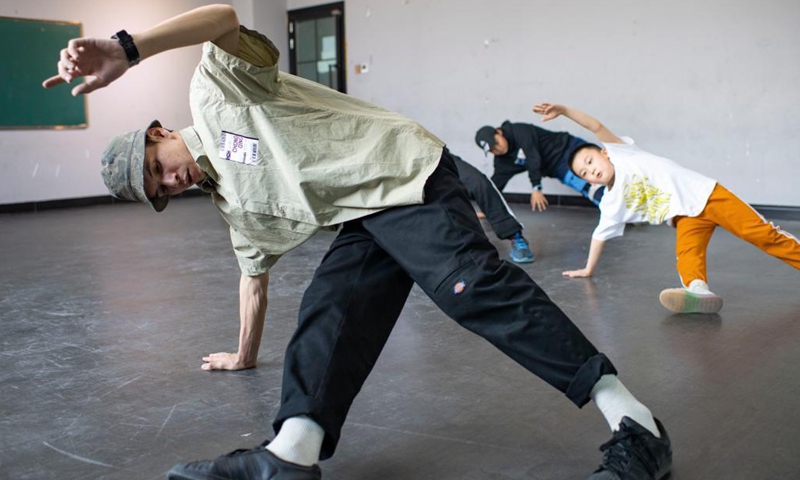 Xirli Abdukirm teaches kids dance moves at a street dance studio in Urumqi, northwest China's Xinjiang Uygur Autonomous Region, April 18, 2021.(Photo: Xinhua)