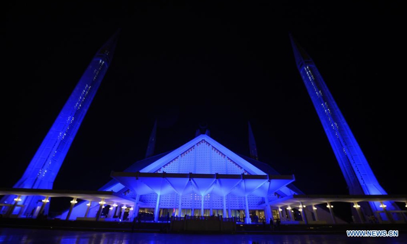 Photo taken on May 4, 2021 shows the Faisal Mosque illuminated in blue in Islamabad, capital of Pakistan. The Faisal Mosque on Tuesday was illuminated in blue to express gratitude to the frontline health workers fighting against COVID-19 in Pakistan.(Photo: Xinhua)