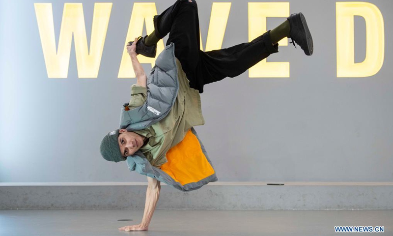 Xirli Abdukirm practices at a street dance studio in Urumqi, northwest China's Xinjiang Uygur Autonomous Region, April 21, 2021.(Photo: Xinhua)