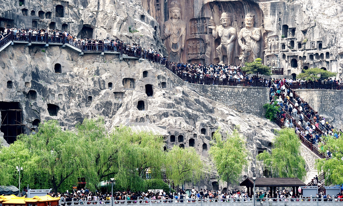 Tourists line up to view Buddha statues at Longmen Grottoes, Luoyang of Central China's Henan Province on May 3. The grottoes can be traced to the dynasty of Northern Wei (386-534). Photos: IC
