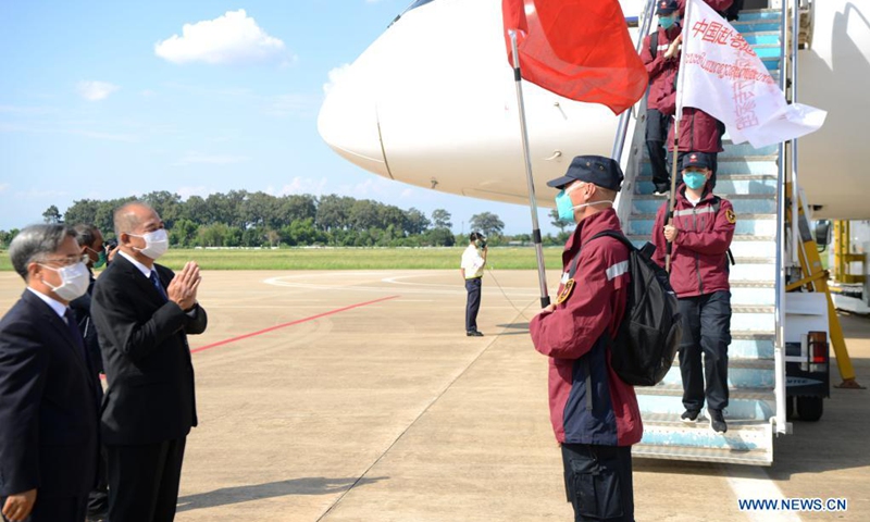 The Lao Deputy Prime Minister Kikeo Khaykhamphithoune (2nd L) and Chinese Ambassador to Laos Jiang Zaidong (1st L) welcome a team of Chinese medical experts, along with medical materials, upon their arrival at the Wattay International Airport in Vientiane, Laos, May 4, 2021.(Photo: Xinhua)