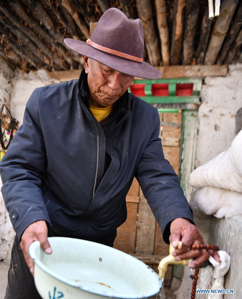 Norbu gets clean tap water at home in Dagze District of Lhasa, southwest China's Tibet Autonomous Region, April 25, 2021. Norbu, born in 1934, was a serf and lived under cruel feudal serfdom before the democratic reform in Tibet in 1959.(Photo: Xinhua)
