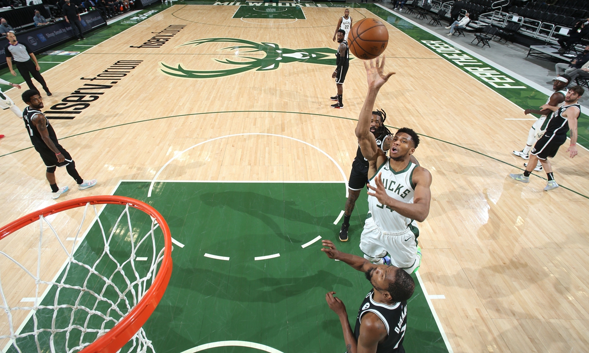 Giannis Antetokounmpo of the Milwaukee Bucks shoots the ball against the Brooklyn Nets on Tuesday in Milwaukee, Wisconsin. Photo: VCG