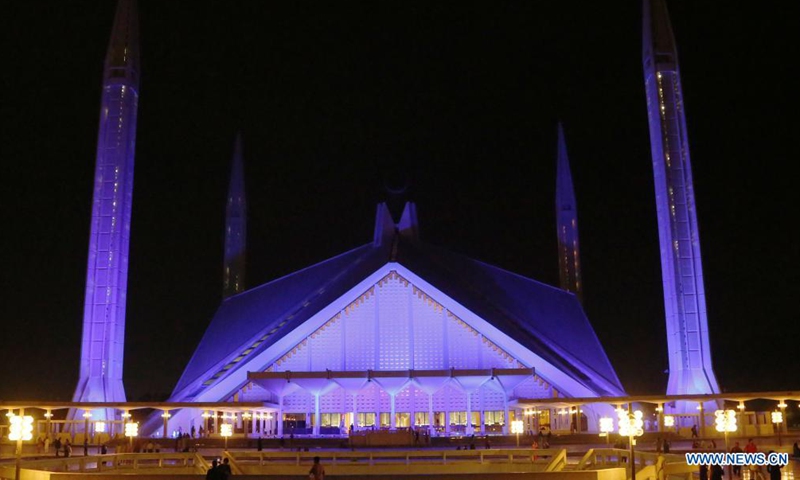 Photo taken on May 4, 2021 shows the Faisal Mosque illuminated in blue in Islamabad, capital of Pakistan. The Faisal Mosque on Tuesday was illuminated in blue to express gratitude to the frontline health workers fighting against COVID-19 in Pakistan.(Photo: Xinhua)