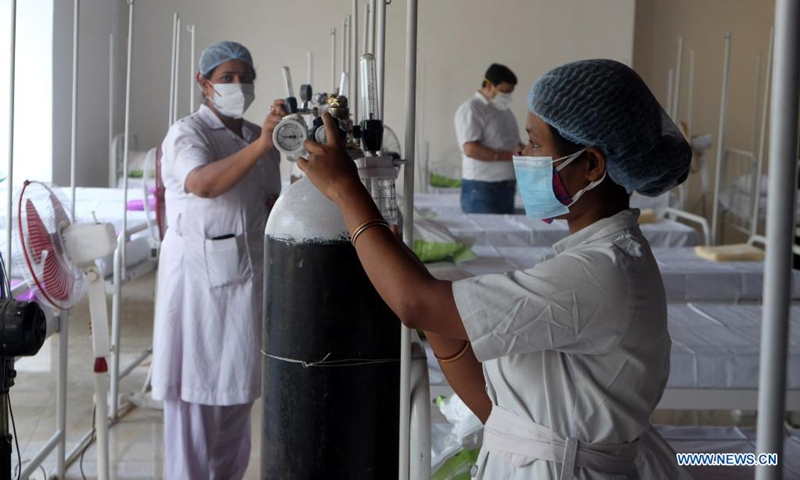 Medical workers prepare an oxygen parlor for COVID-19 patients in Kolkata, India, May 3, 2021. Photo: Xinhua