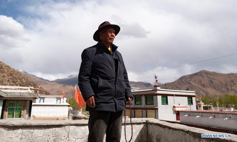 Photo taken on April 25, 2021 shows Norbu standing in his yard in Dagze District of Lhasa, southwest China's Tibet Autonomous Region. (Photo: Xinhua)