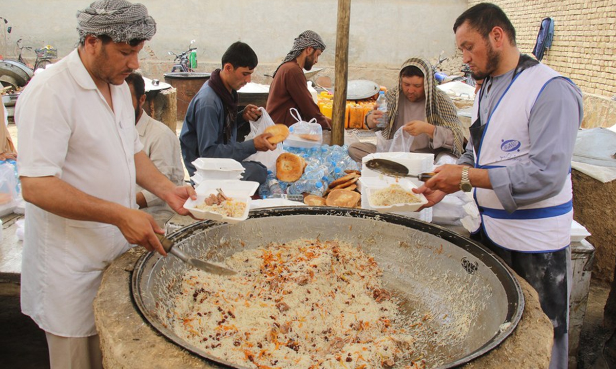 Volunteers prepare food for needy people during Ramadan in Afghanistan -  Global Times