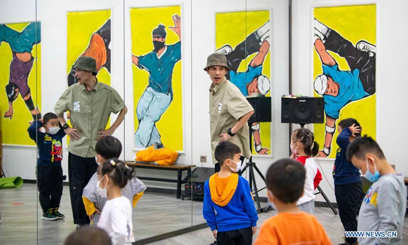 Xirli Abdukirm teaches kids dance moves at a street dance studio in Urumqi, northwest China's Xinjiang Uygur Autonomous Region, April 17, 2021.(Photo: Xinhua)