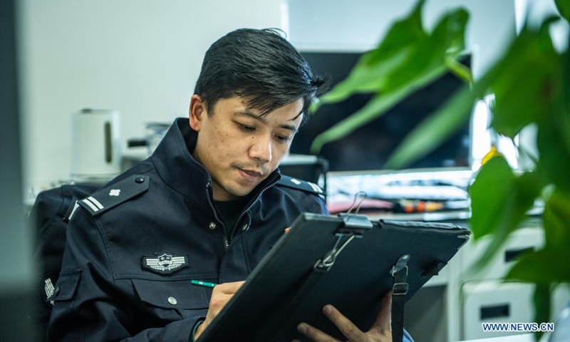 Zhu Yunhong profiles a possible suspect at large in his office at the criminal detective division of the Guiyang Public Security Bureau in Guiyang, southwest China's Guizhou Province, May 2, 2021.(Photo: Xinhua)