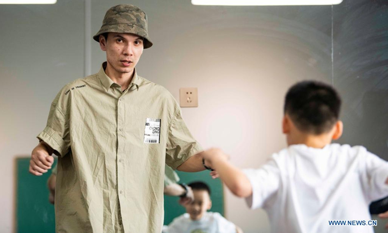 Xirli Abdukirm teaches kids dance moves at a street dance studio in Urumqi, northwest China's Xinjiang Uygur Autonomous Region, April 17, 2021.(Photo: Xinhua)