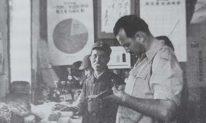 Forman, accompanied by Huang Hua, member of the foreign affairs division of the Central Military Commission, visited the exhibition on the great production campaign in Yan'an