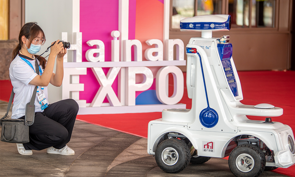 A participant at the first China International Consumer Products Expo (CICPE) takes a picture of a patrol robot at the expo center on Thursday. The CICPE is scheduled in Haikou, capital of South China’s Hainan Province from May 7 to 10. Photo: IC