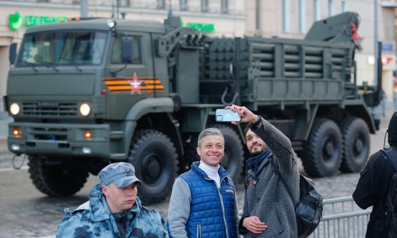 People take photos with a military vehicle before a rehearsal of the Victory Day parade in Moscow, Russia, on May 4, 2021. Russia holds Victory Day parades in various cities on May 9.(Photo: Xinhua)