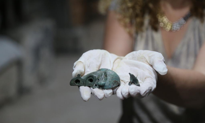 An Israeli archeologist shows an 1,900-year-old half-faced oil lamp uncovered during excavations in the ancient Pilgrimage Road at the City of David archaeological site in Jerusalem on May 5, 2021. TO GO WITH Israel discovers 1,900-year-old half-faced oil lamp meant for luck.(Photo: Xinhua)