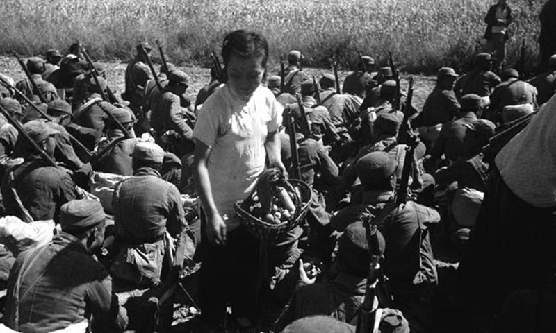 A woman delivered food to Eighth Route Army soldiers (Forman’s Collection)