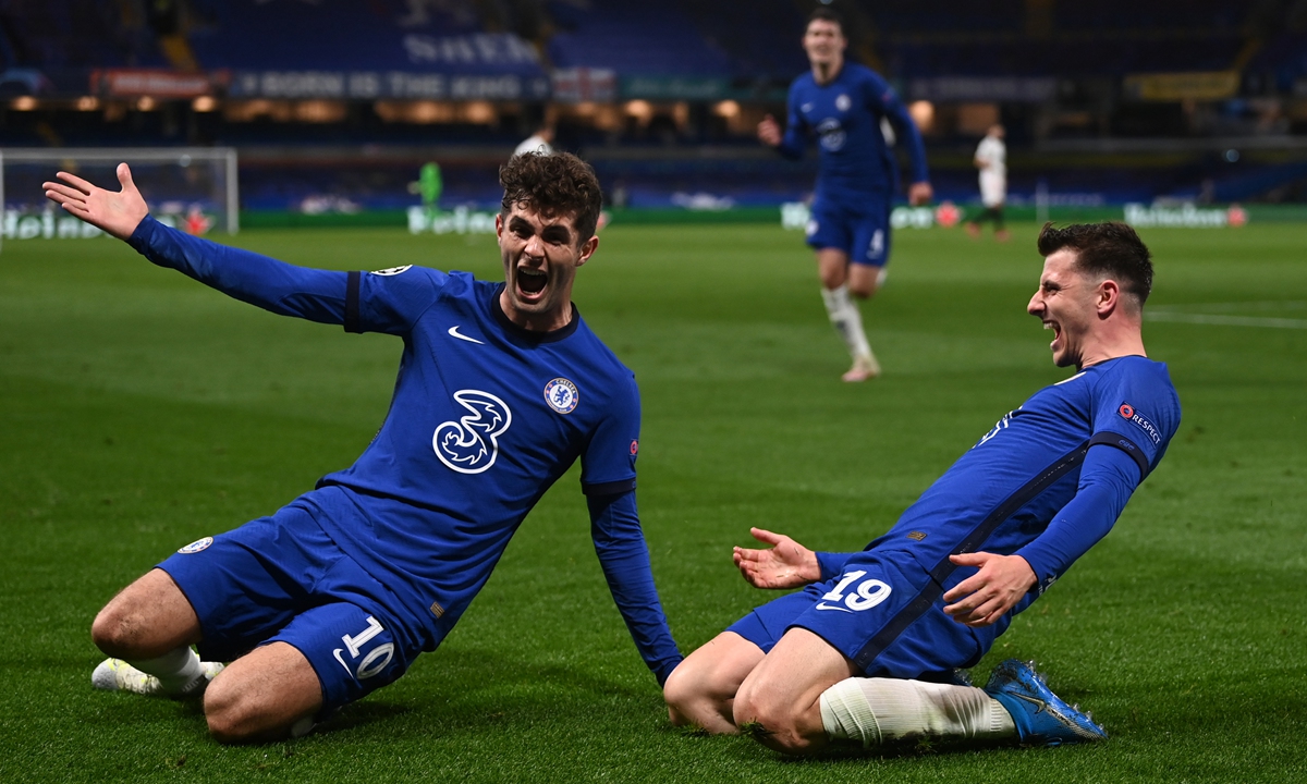 Mason Mount (right) of Chelsea celebrates with teammate Christian Pulisic on Wednesday in London, England. Photo: VCG