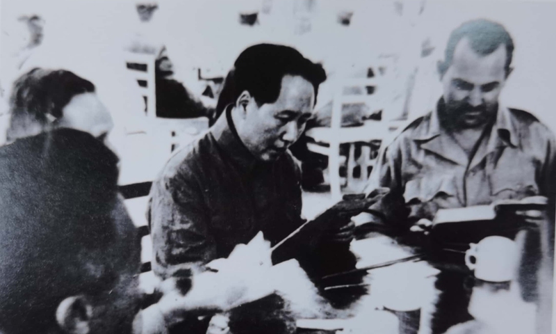 Mao Zedong talked with Forman and other foreign journalists in Yan'an in 1944