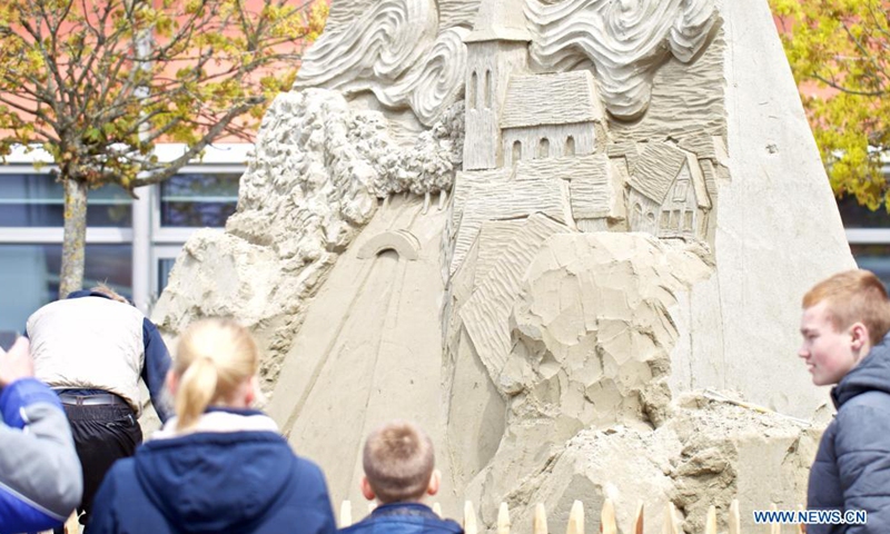 People look on as an artist works on a sand sculpture during the European Sand Sculpture Championships in Zandvoort, the Netherlands, May 6, 2021. The European Sand Sculpture Championship is staged in Zandvoort for the tenth time.Photo:Xinhua