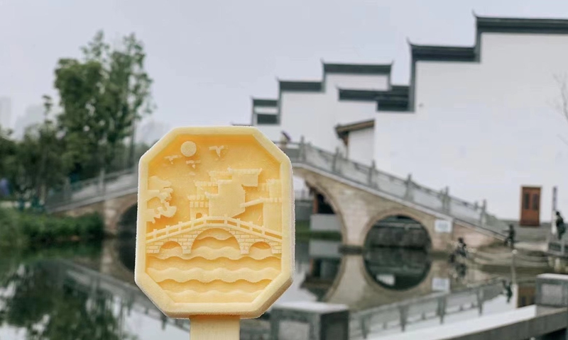 Photo taken on May 2, 2021, shows an ice pop posed in front of its prototype -- the Yanghu Water Street in Changsha, Hunan Province.Photo:Xinhua